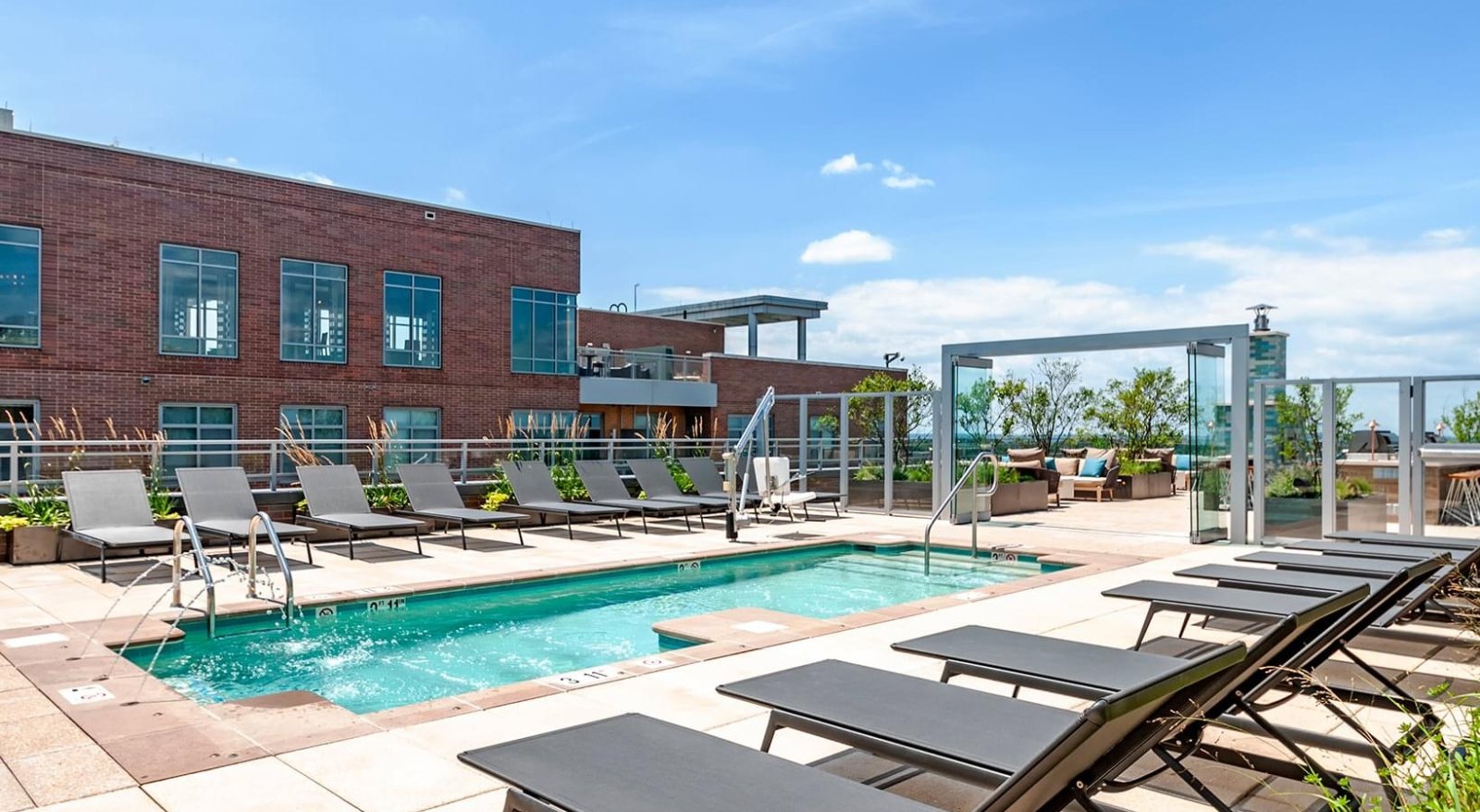 CHARMING 1 BED/1 BATH APARTMENT IN DOWNTOWN BETHESDA