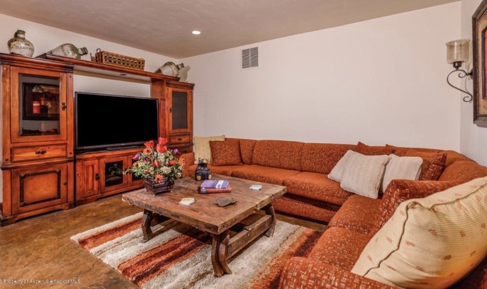 Luxury Furnished Private Suite in Aspen Glen - Near Hospitals