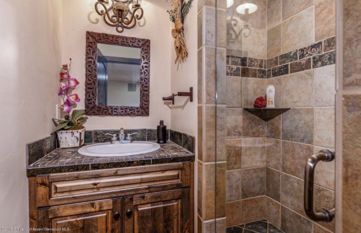 Luxury Furnished Private Suite in Aspen Glen - Near Hospitals