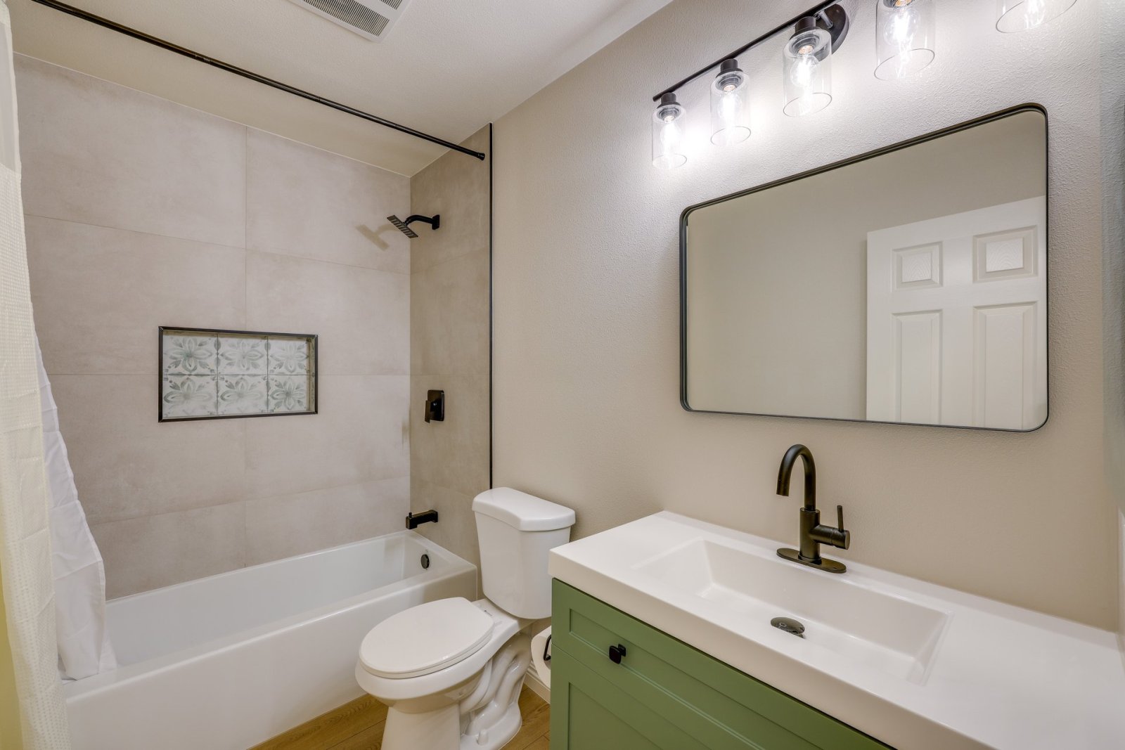 Walkable Home Base Near LLUMC & Campus!