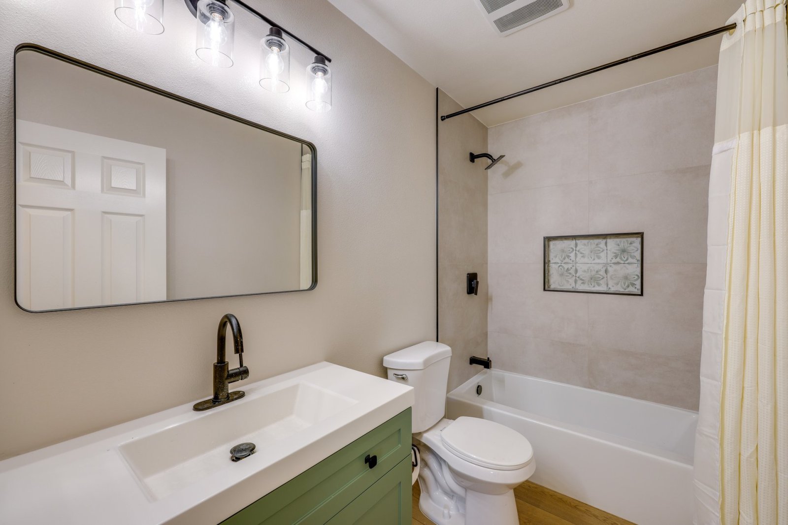 Walkable Home Base Near LLUMC & Campus!