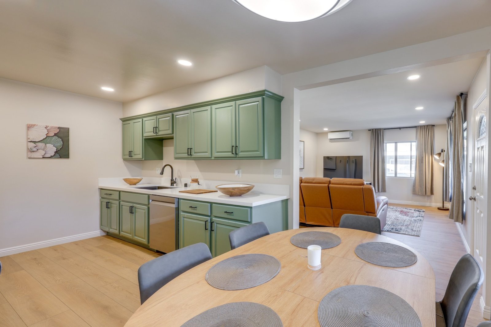 Walkable Home Base Near LLUMC & Campus!