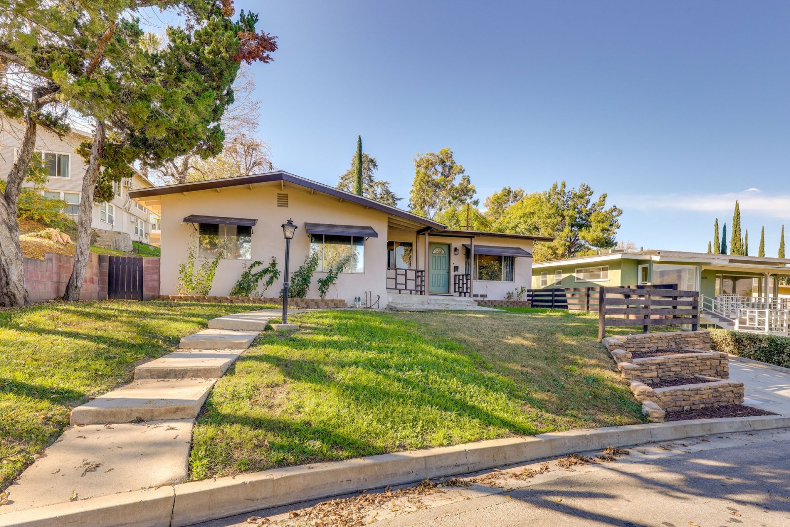 Walkable Home Base Near LLUMC & Campus!