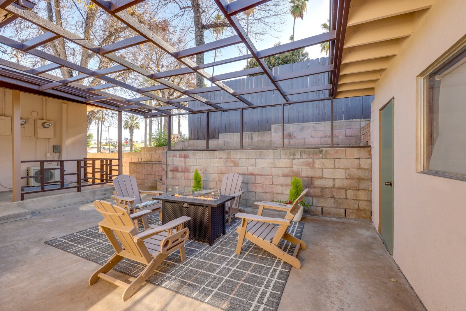 Walkable Home Base Near LLUMC & Campus!