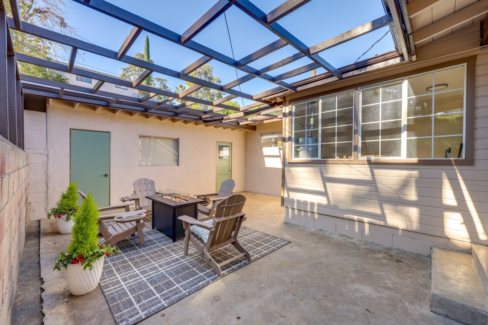 Walkable Home Base Near LLUMC & Campus!