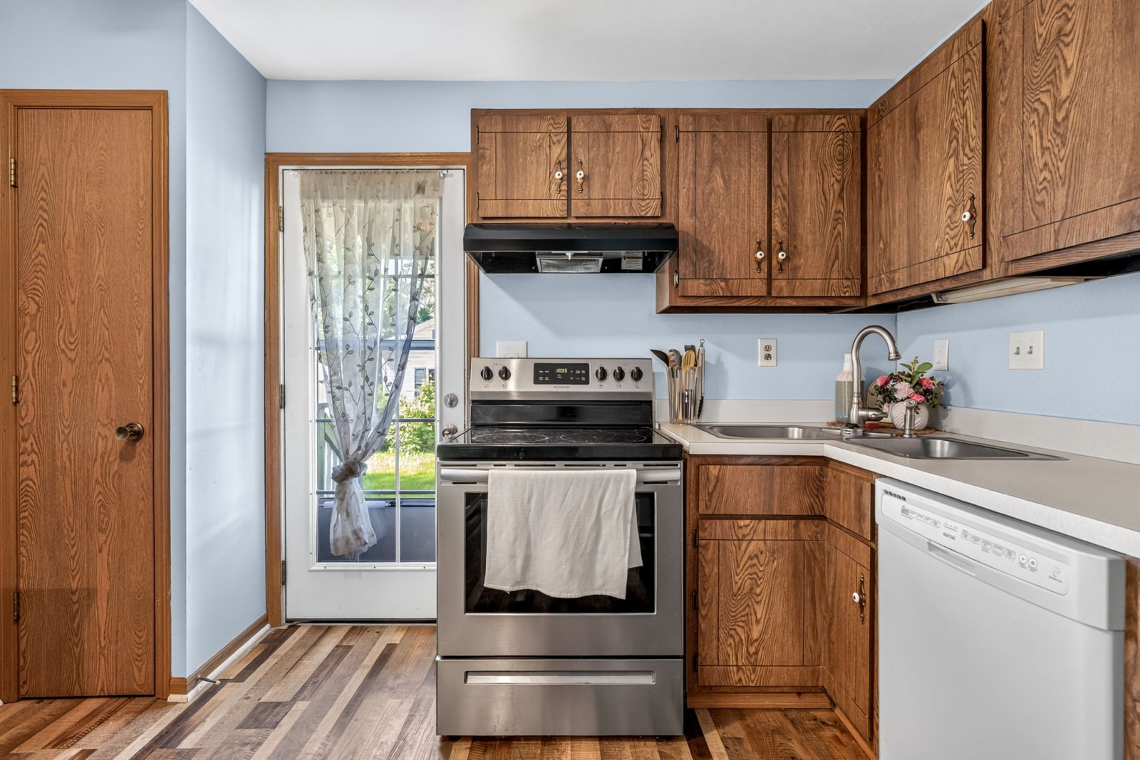 Charming Fully Furnished 1-bedroom
