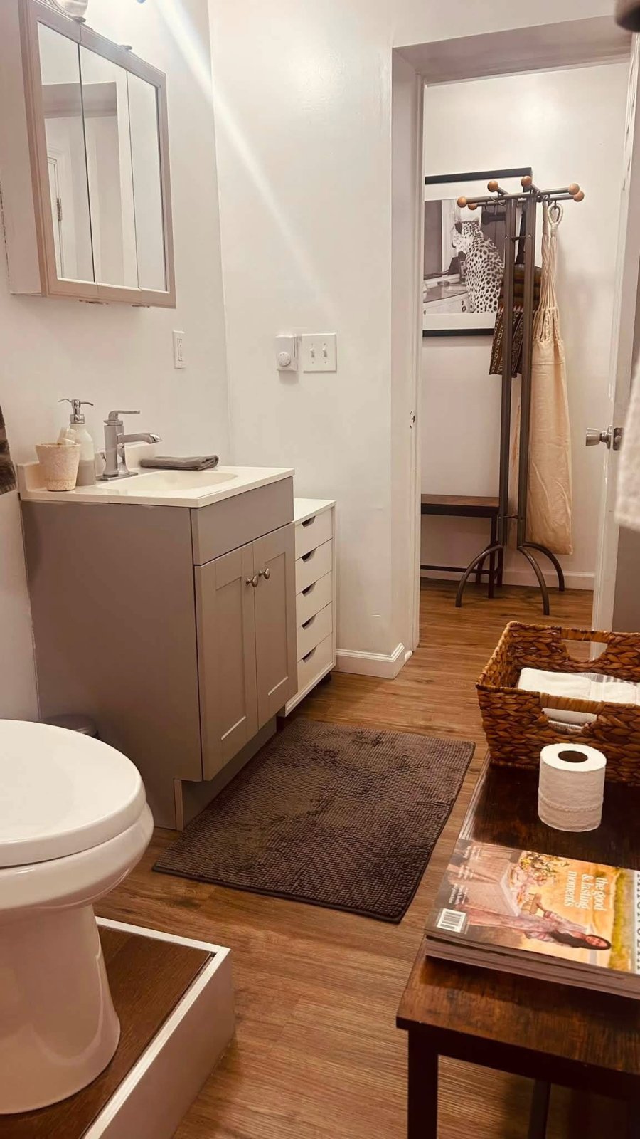 Full bathroom + budtub