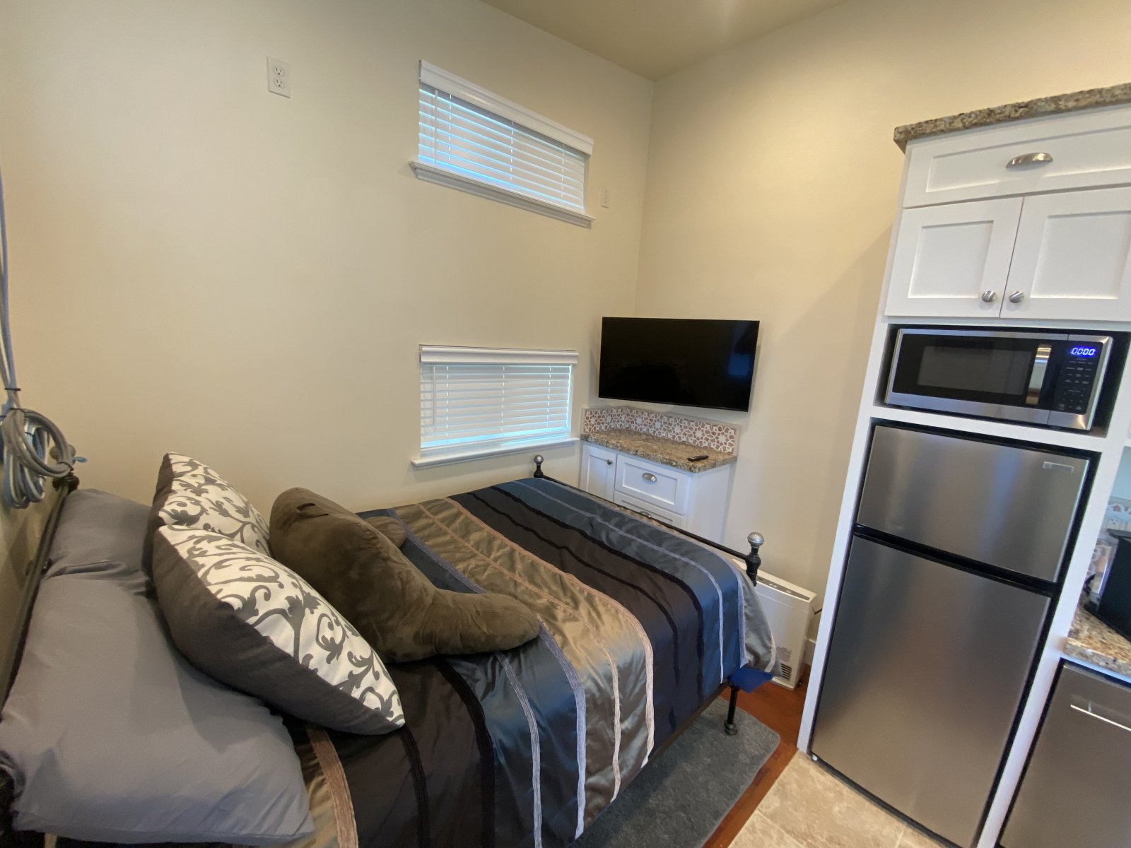 Full size bed, smart tv, WiFi